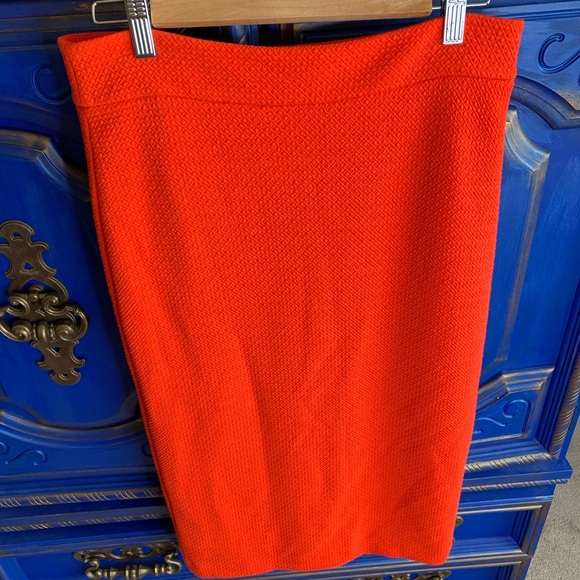 Ann Taylor Dresses & Skirts - Ann Taylor Bright Quilted Stretch Skirt Size 8